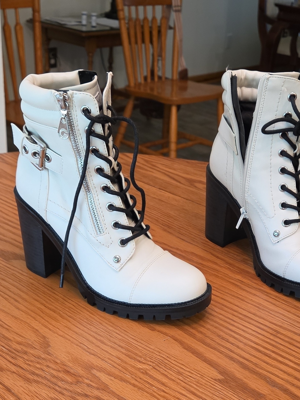 GBG Los Angeles Women's White Ankle Bootie Round Toe Lace-Up Zip Block Heel 7M